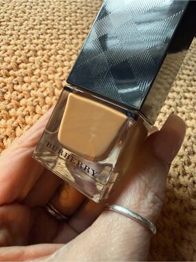 Burberry Fresh Glow Foundation in Almond No. 43